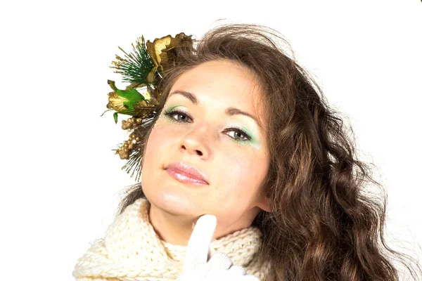 Retrato de mulher jovem e bonita em vestido de inverno e pino de cabelo isolado no branco — Fotografia de Stock