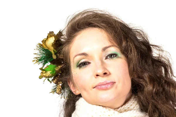 Ung och vacker kvinna porträtt i vinter klänning och hår pin isolerade på vit — Stockfoto