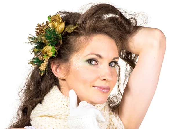 Retrato de mujer joven y hermosa en vestido de invierno y alfiler aislado en blanco — Foto de Stock