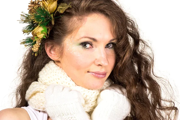Młoda i piękna kobieta portret zimowy strój i włosy szpilka na białym tle na biały — Zdjęcie stockowe