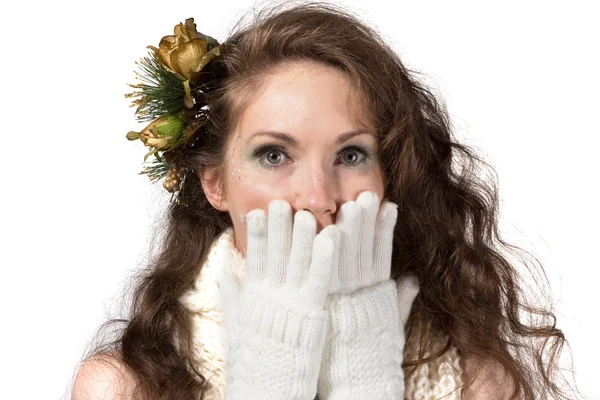 Giovane e bella donna ritratto in abito invernale e spilla isolata su bianco — Foto Stock