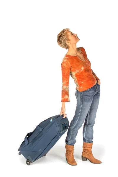 Kobieta z walizką patrząc harmonogram — Zdjęcie stockowe