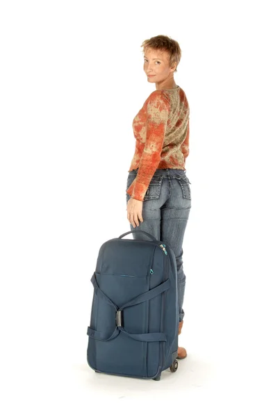Frau mit Koffer dreht sich um — Stockfoto