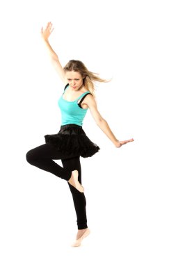 Modern dansçı kadın beyaz zemin üzerine studio teşkil etmektedir.