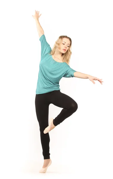 Joven hermosa bailarina posando en un fondo de estudio —  Fotos de Stock