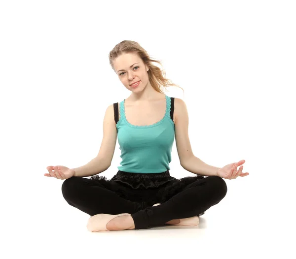Jeune femme en posture de yoga assise avancée, isolée sur bac blanc — Photo