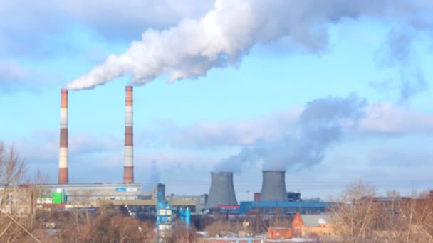 Pijpen van thermische elektriciteitscentrale op blauwe hemel — Stockvideo