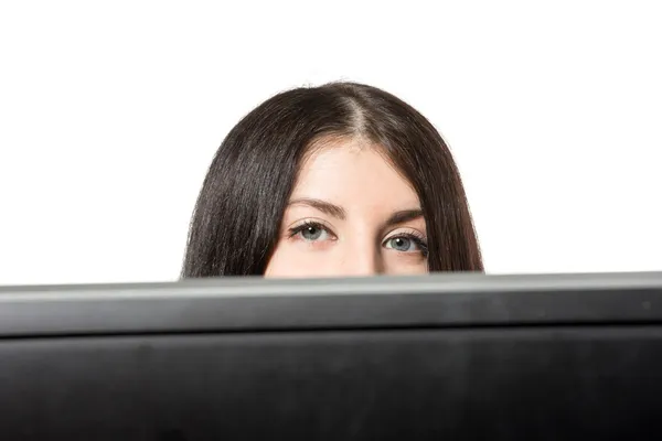 Bonitos olhos de mulher de negócios sobre o topo do computador — Fotografia de Stock