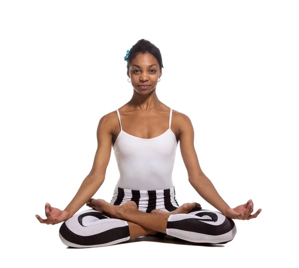 Retrato de mujer joven meditando en pose de loto en aislamiento — Foto de Stock