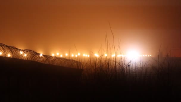 Аеропорт посадкових вогнів вночі — стокове відео
