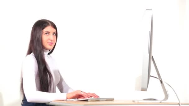 Деловая женщина в офисе с настольным компьютером — стоковое видео