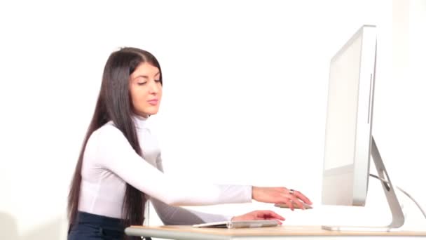 Geschäftsfrau im Büro mit Desktop-Computer — Stockvideo