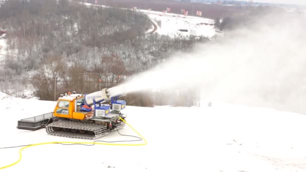Snö maskin på jobbet — Stockvideo