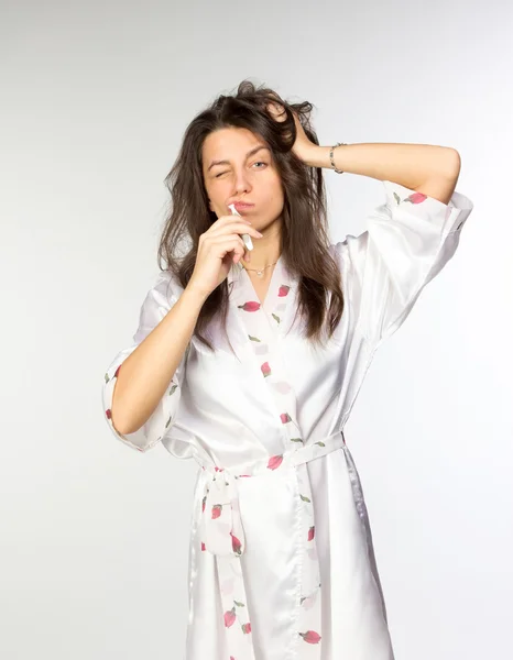 Mujer en peignoir con cepillo de dientes — Foto de Stock