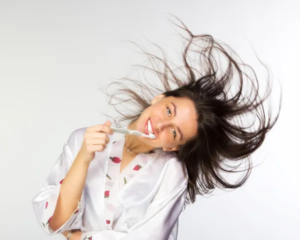 Femme en peignoir avec brosse à dents — Photo