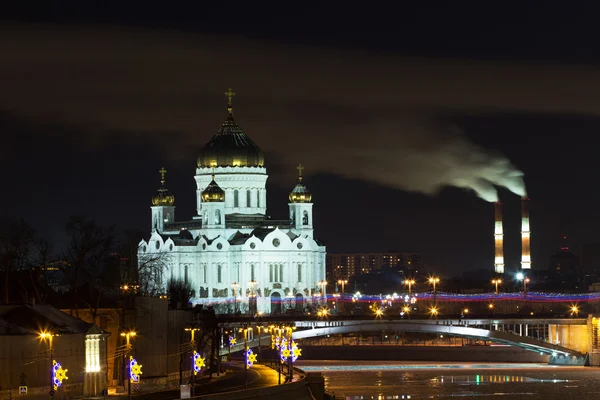 Nacht over de Moskou rivier, orthodoxe kerk van Christus de Verlosser, m — Stockfoto