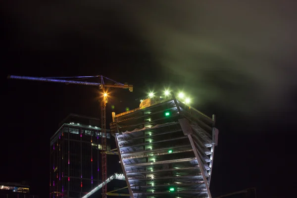 Toppen av ckyskraper på natten — Stockfoto