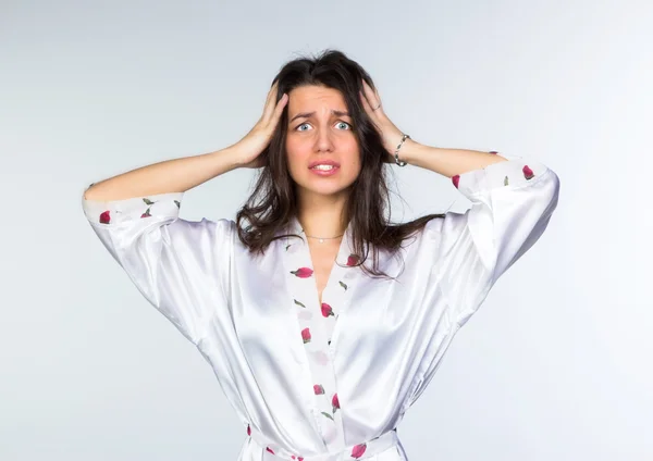 Mujer en Peignoir temprano en la mañana —  Fotos de Stock