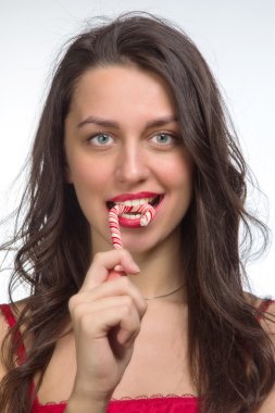 Kız güzel ma ile beyaz-kırmızı kalp şeklinde şeker yalamak