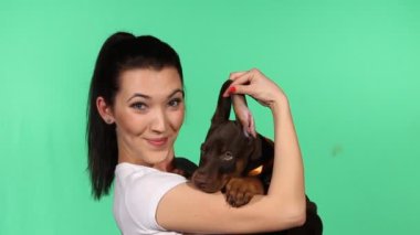 doberman köpek ile esmer kız