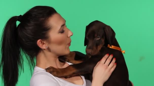 Morena chica con su doberman cachorro — Vídeo de stock