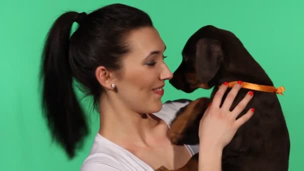 Bruna ragazza con il suo cucciolo doberman — Video Stock