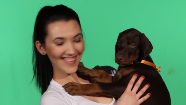 Menina morena com seu cachorro doberman — Vídeo de Stock