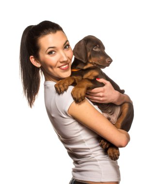 Beyaz arka plan üzerinde izole köpek ile esmer kız