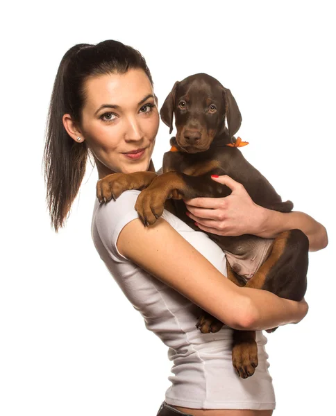 Brunette fille avec son chiot isolé sur fond blanc — Photo