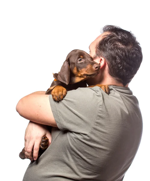 Yetişkin adam beyaz adam izole onun tatlı köpek tutuyor — Stok fotoğraf