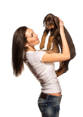 Beyaz arka plan üzerinde izole köpek ile esmer kız