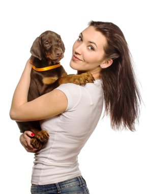 Beyaz arka plan üzerinde izole köpek ile esmer kız