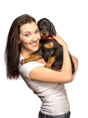 Beyaz arka plan üzerinde izole köpek ile esmer kız