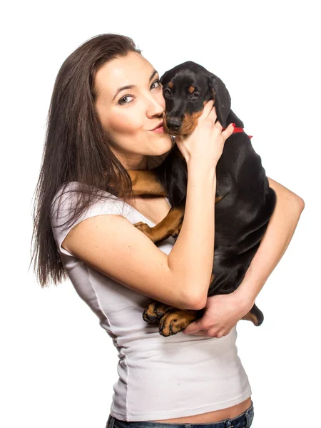 Chica morena con su cachorro aislado sobre fondo blanco — Foto de Stock