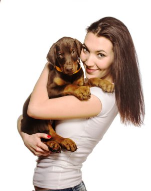 Beyaz arka plan üzerinde izole köpek ile esmer kız