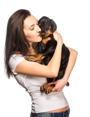 Beyaz arka plan üzerinde izole köpek ile esmer kız