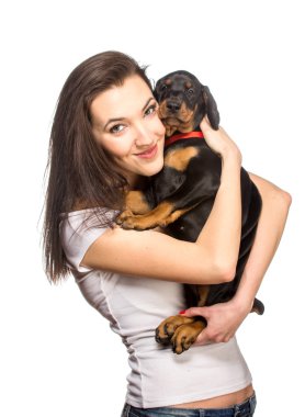 Beyaz arka plan üzerinde izole mutlu köpek yavrusu sahip
