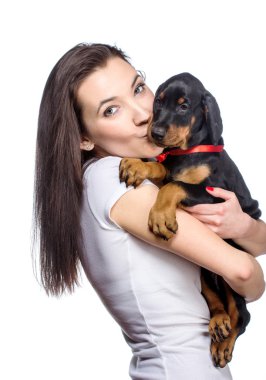 Beyaz arka plan üzerinde izole mutlu doberman köpek yavrusu sahip