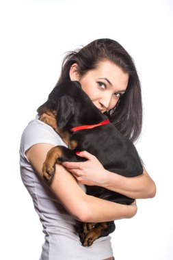Beyaz arka plan üzerinde izole köpek ile esmer kız