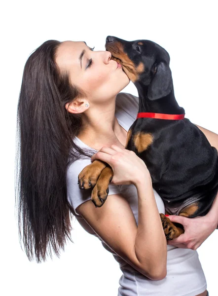 Brunette fille avec son chiot isolé sur fond blanc — Photo