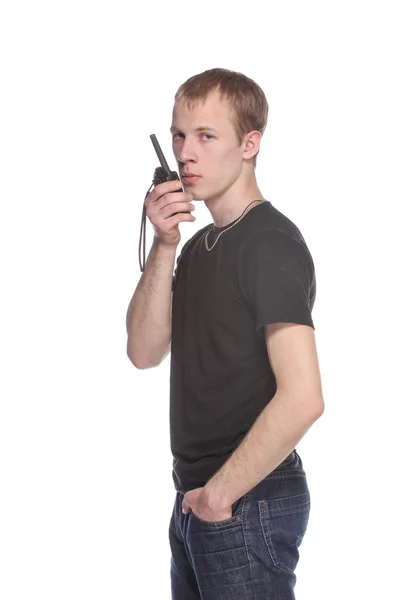 Jonge veiligheidsbeambte praten via zijn walkie talkie. — Stockfoto