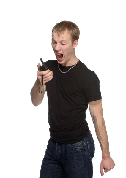 Joven oficial de seguridad hablando a través de su walkie talkie . — Foto de Stock