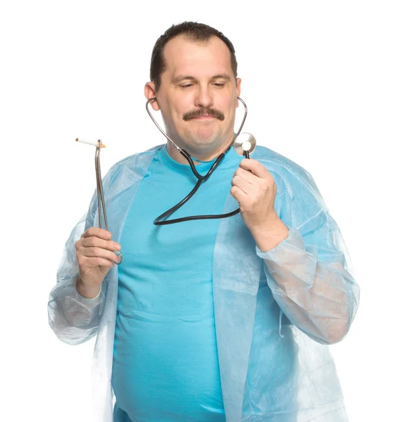 Médico fumador con bata azul — Foto de Stock