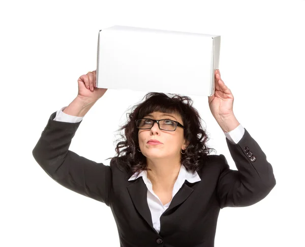 Retrato de mujer madura con caja, con gafas, mirando c —  Fotos de Stock