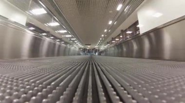 gece havaalanında boş travolator