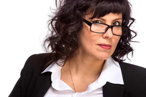 Retrato de mujer madura sonriendo, con gafas, mirando a ca — Foto de Stock