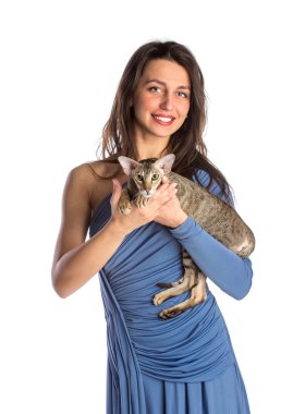 güzel kız mavi gece elbisesi ile kedi