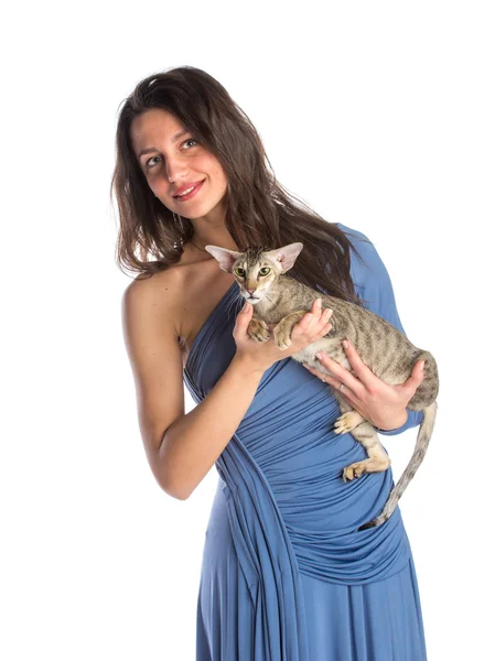 Mooi meisje in blauwe nachtkleedje met kat — Stockfoto