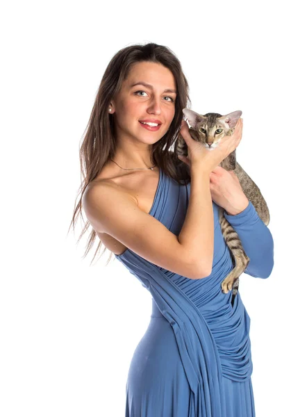 Mooi meisje in blauwe nachtkleedje met kat — Stockfoto