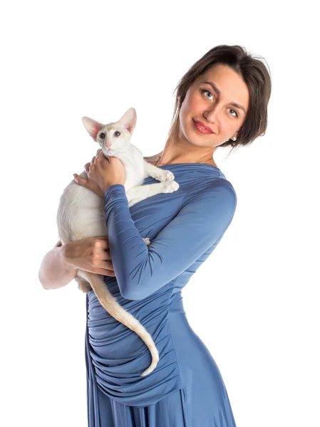 Hezká dívka v noční modré šaty s kočkou — Stock fotografie